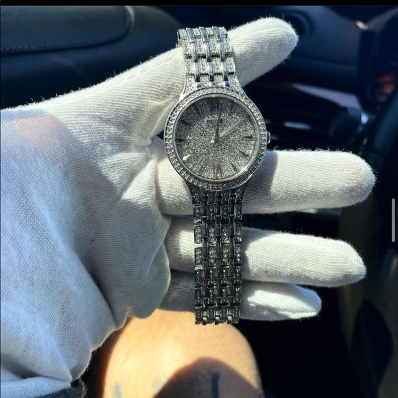 New Woman’s Diamond Bulova Watch - Picture 1 of 1